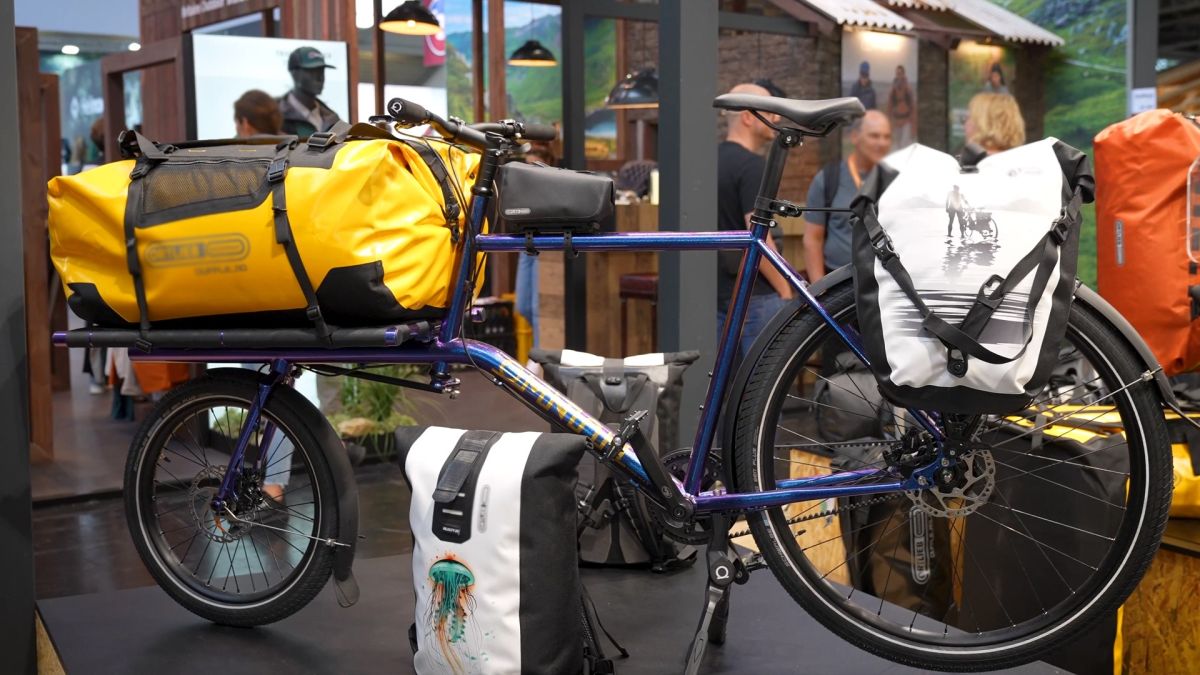 Fahrrad mit Front-Gepäckträger und Fahrradtaschen (© © Messe.TV, Deutsche Messefilm & Medien GmbH)
