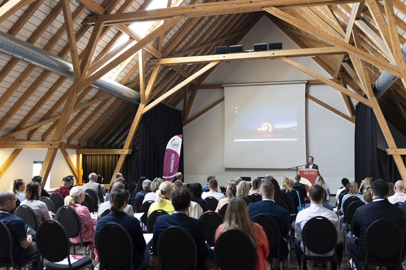 Die Vorträge beim digital ZEIT Kundentag fanden im großen Saal im Hotel Ochsen in Merklingen statt. (Die Bildrechte liegen bei dem Verfasser der Mitteilung.) Die Vorträge beim digital ZEIT Kundentag fanden im großen Saal im Hotel Ochsen in Merklingen statt. (Die Bildrechte liegen bei dem Verfasser der Mitteilung.)
