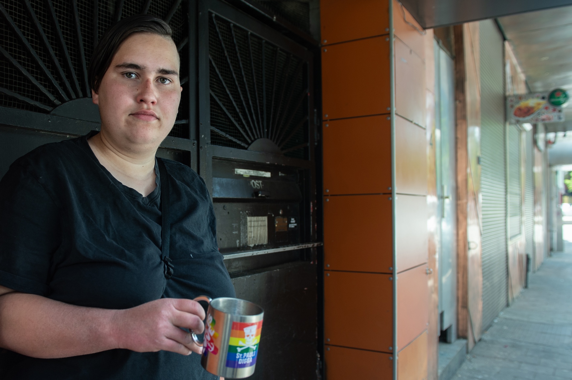 Jenni, eine ehemalige Obdachlose, führt eine Kiezführung durch St. Pauli an und teilt ihre persönliche Geschichte sowie Einblicke