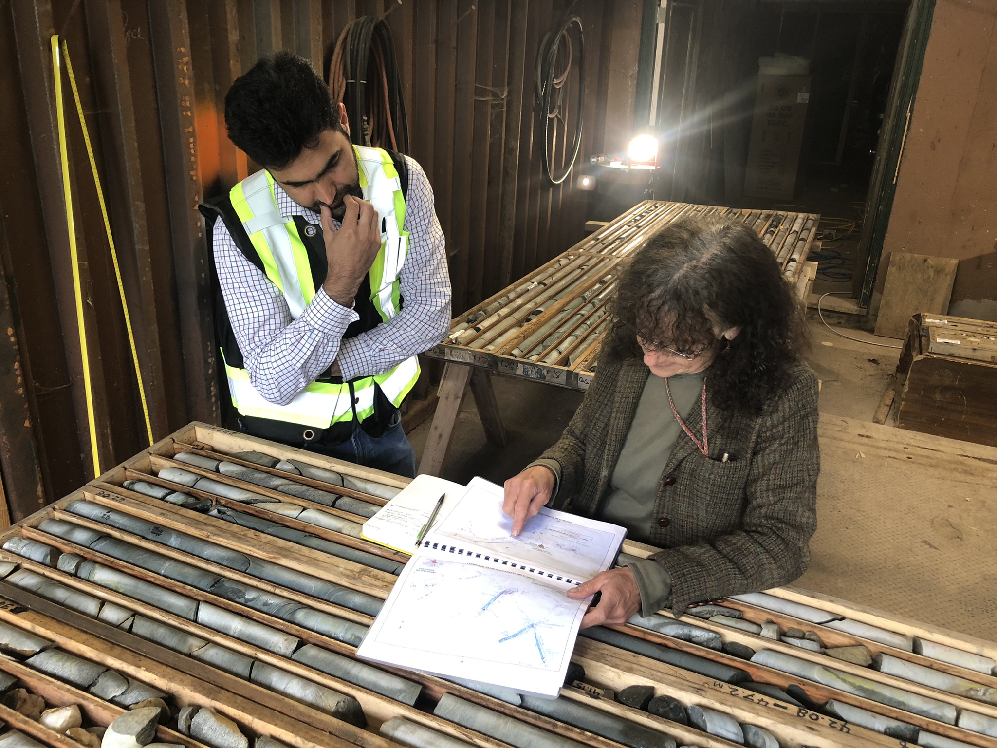 Untersuchung von Bohrkernen vom Quesnelle Gold Quartz-Projekt; Quelle: Golden Cariboo Resources Untersuchung von Bohrkernen vom Quesnelle Gold Quartz-Projekt; Quelle: Golden Cariboo Resources