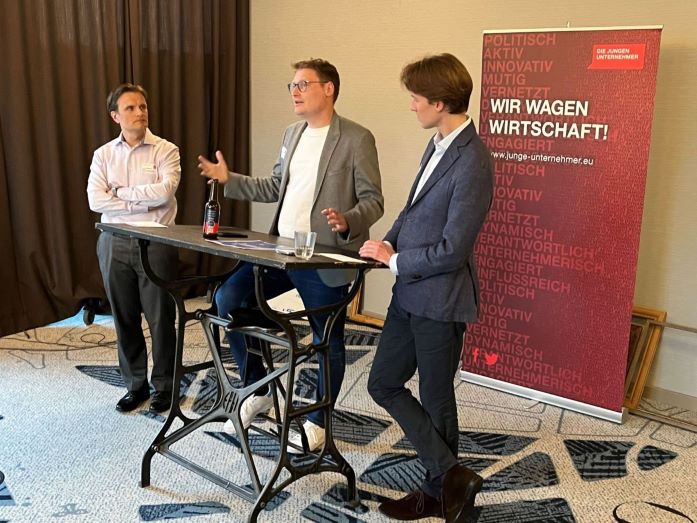v.r.n.l.: Dr. Daniel Mitrenga, Moritz Körner, Veit Ulbricht; Rechte: DIE FAMILIENUNTERNEHMER