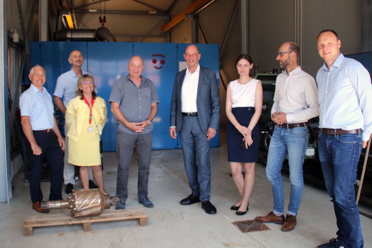 Wirtschaftsminister Wolfgang Tiefensee besuchte H&E Bohrtechnik und Thomas Heidler. (© ) Wirtschaftsminister Wolfgang Tiefensee besuchte H&E Bohrtechnik und Thomas Heidler. (© )
