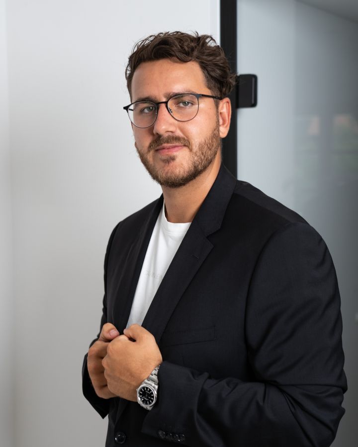 Der mehrfache Unternehmensgründer Max Weiß teilt seine zehn größten Learnings. (© WEISS Consulting & Marketing GmbH)