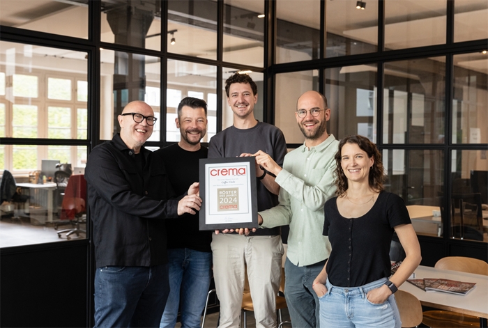 V. l. n. r. Heiko Heinemann und Martin Riedel vom crema Magazinüberreichen Gründer Martin Elwert, H (Die Bildrechte liegen bei dem Verfasser der Mitteilung.) V. l. n. r. Heiko Heinemann und Martin Riedel vom crema Magazinüberreichen Gründer Martin Elwert, H (Die Bildrechte liegen bei dem Verfasser der Mitteilung.)