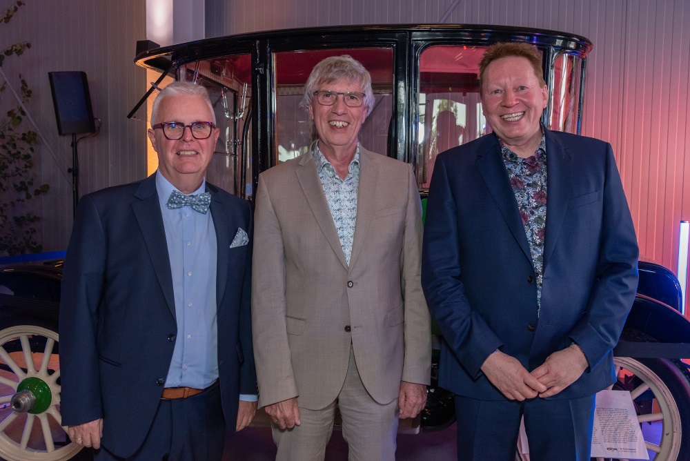Die Geschäftsführer, Michael Wahl und Torsten Szielasko, mit Staatssekretär Dr. Erwin Manz (Mitte). Die Geschäftsführer, Michael Wahl und Torsten Szielasko, mit Staatssekretär Dr. Erwin Manz (Mitte).