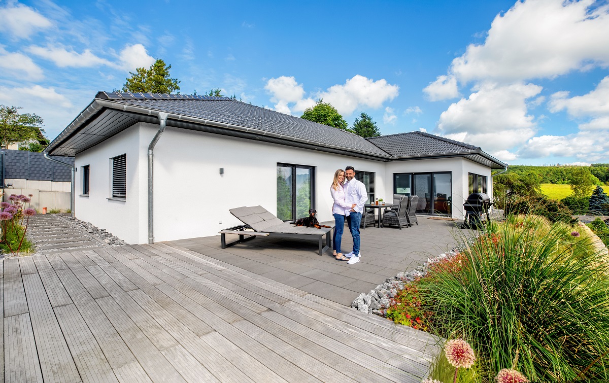 Das Ehepaar Justo Simón lebt im Walmdachbungalow von Fingerhut Haus (Die Bildrechte liegen bei dem Verfasser der Mitteilung.) Das Ehepaar Justo Simón lebt im Walmdachbungalow von Fingerhut Haus (Die Bildrechte liegen bei dem Verfasser der Mitteilung.)