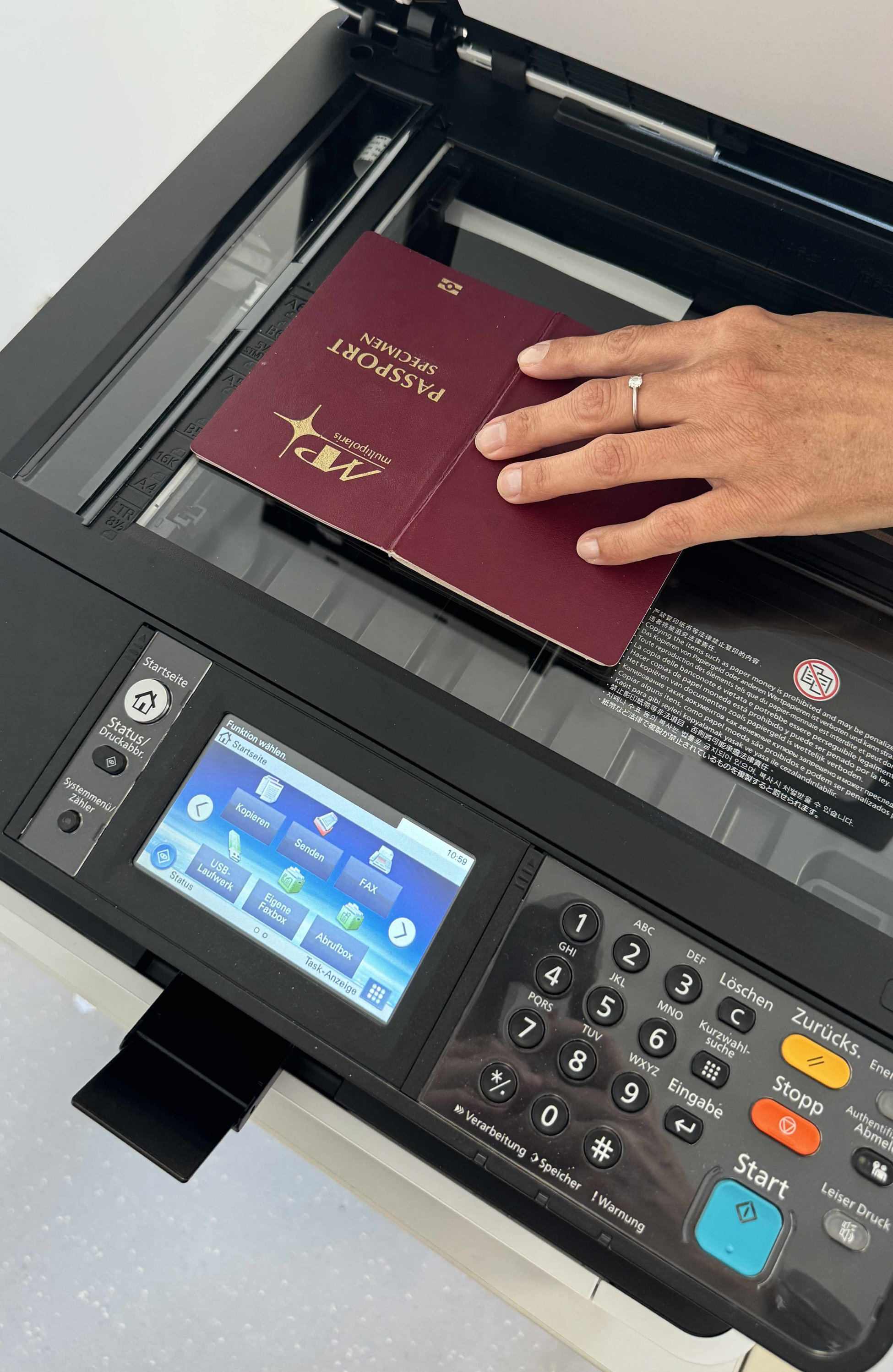 Die Kopie eines Reisepasses wird am Multifunktionsprinter angefertigt (Die Bildrechte liegen bei dem Verfasser der Mitteilung.)