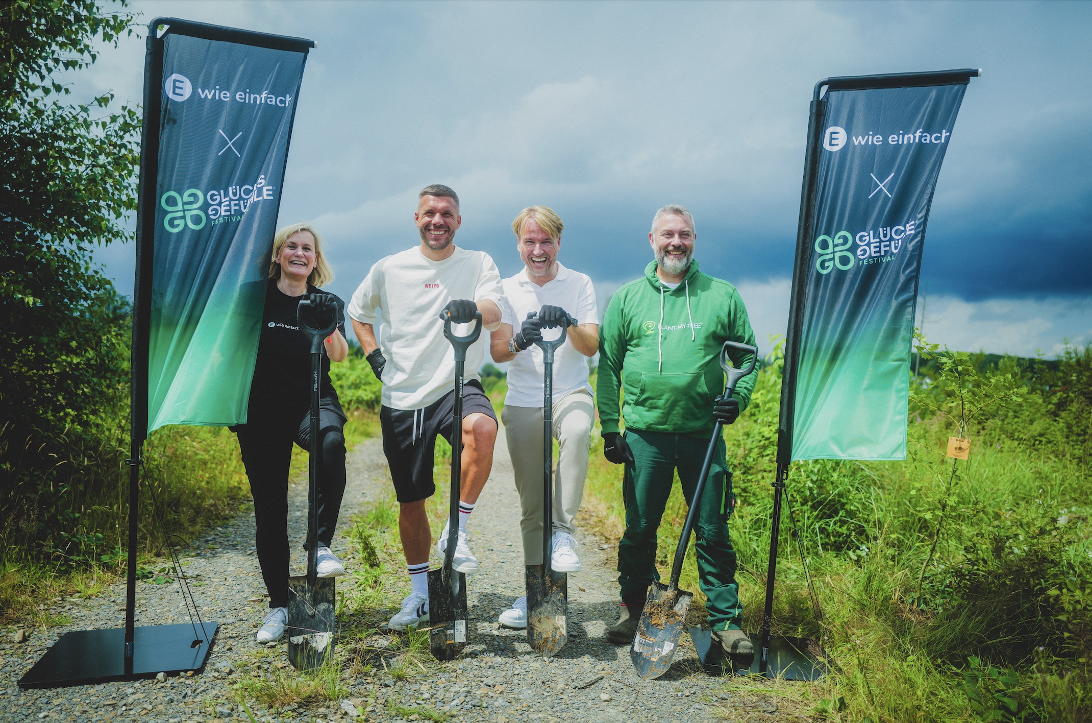 Von links nach rechts: Bettina Donges, Lukas Podolski, Markus Krampe und Sören Brüntgens. (Die Bildrechte liegen bei dem Verfasser der Mitteilung.) Von links nach rechts: Bettina Donges, Lukas Podolski, Markus Krampe und Sören Brüntgens. (Die Bildrechte liegen bei dem Verfasser der Mitteilung.)