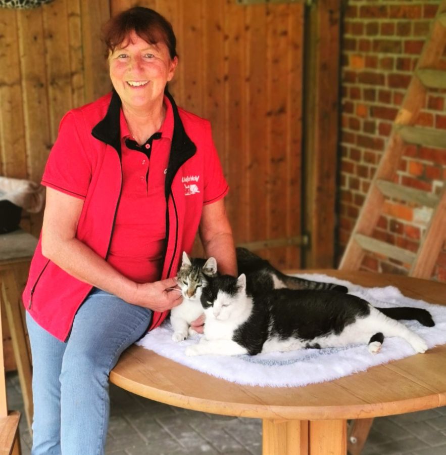Annette Engelhardt mit Julian und Mao, den ersten Bewohnern des Gut Aiderbichl Miniland (© Gut Aiderbichl Ballermann Ranch) Annette Engelhardt mit Julian und Mao, den ersten Bewohnern des Gut Aiderbichl Miniland (© Gut Aiderbichl Ballermann Ranch)
