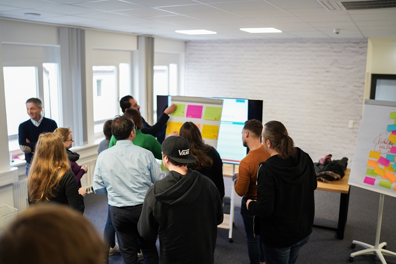 In insgesamt zwölf Workshops entwickelte die SWAN mit allen Mitarbeiter:innen ihre Werte weiter (Bildquelle: SWAN GmbH) In insgesamt zwölf Workshops entwickelte die SWAN mit allen Mitarbeiter:innen ihre Werte weiter (Bildquelle: SWAN GmbH)