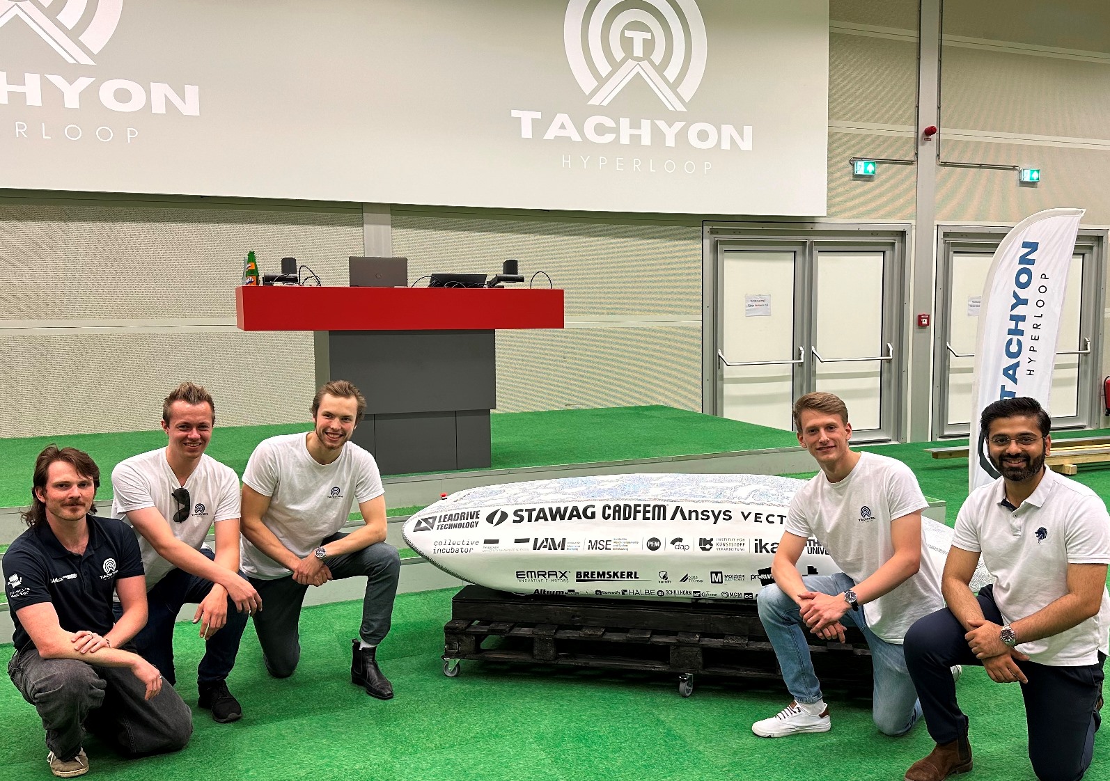Mitglieder des Teams Tachyon mit ihrem Hyperloop-Pod bei der Präsentation in Aachen (Die Bildrechte liegen bei dem Verfasser der Mitteilung.) Mitglieder des Teams Tachyon mit ihrem Hyperloop-Pod bei der Präsentation in Aachen (Die Bildrechte liegen bei dem Verfasser der Mitteilung.)