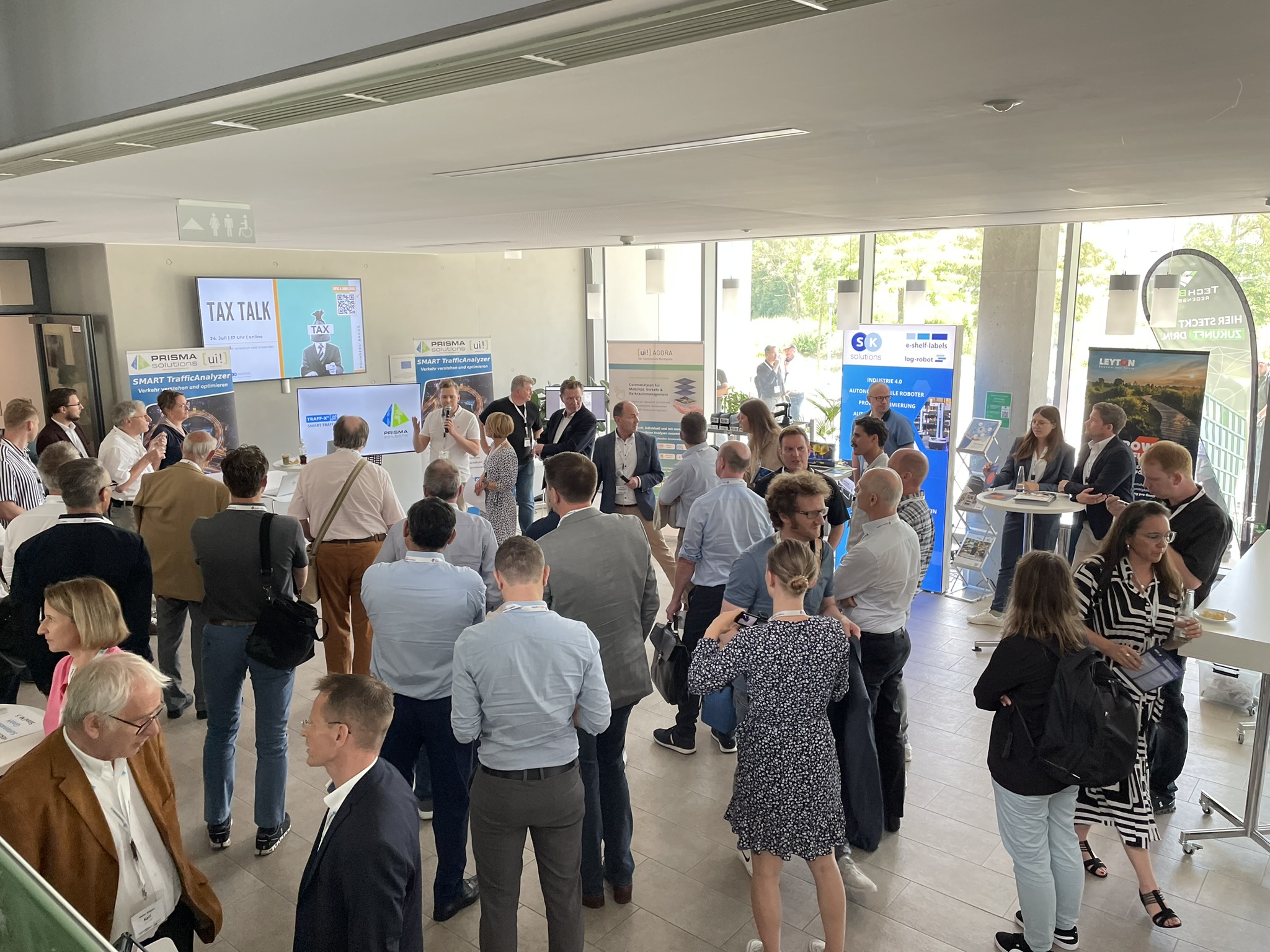 Begleitende Fachausstellung im Foyer der TechBase. [Foto: Maria Hirschberger, R-Tech GmbH]