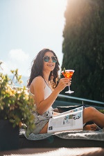 Sonne tanken mit kalten Drinks