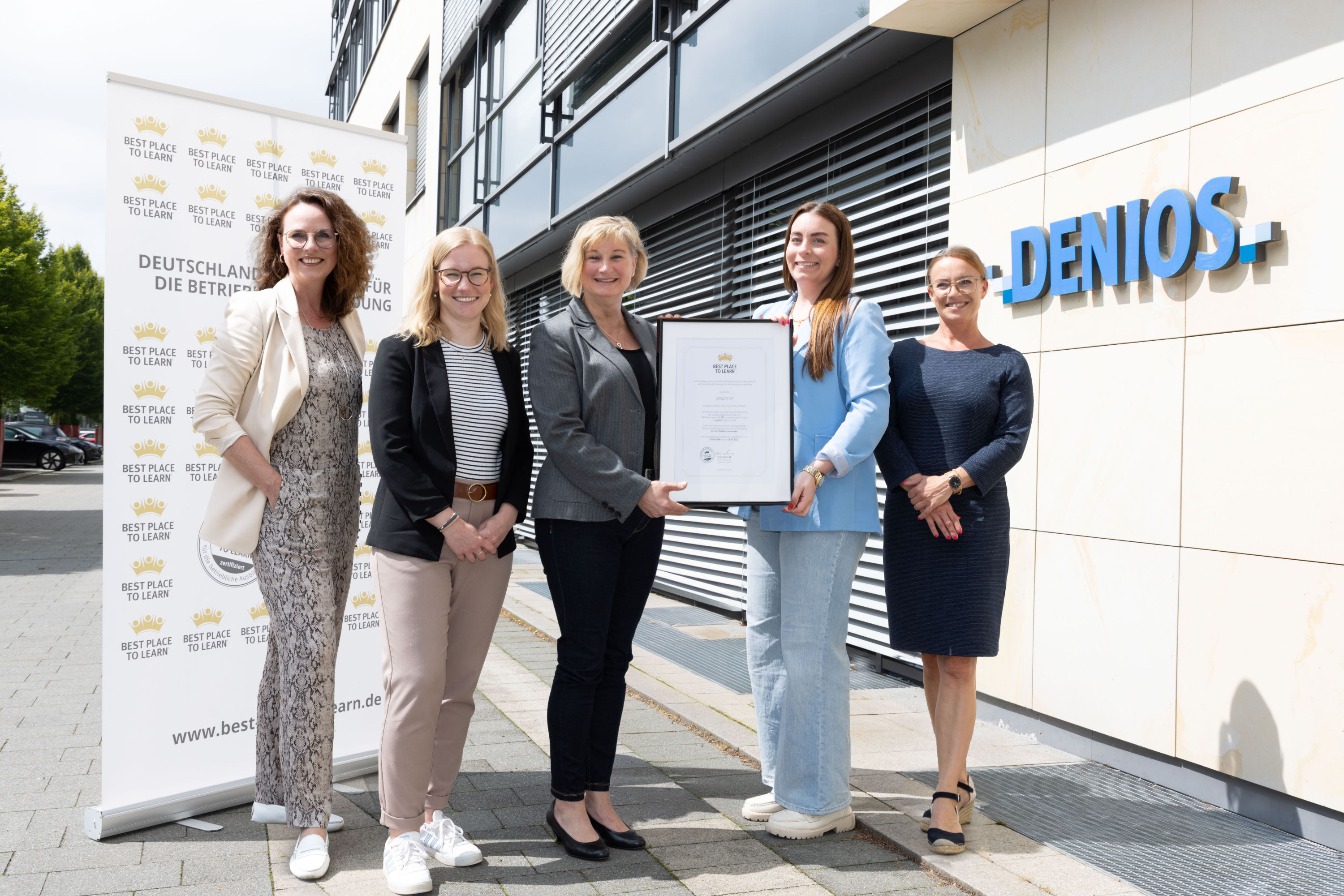 Das neue BEST PLACE TO LEARN®-Zertifikat für DENIOS–überreicht durch AUBI-plus (Die Bildrechte liegen bei dem Verfasser der Mitteilung.) Das neue BEST PLACE TO LEARN®-Zertifikat für DENIOS–überreicht durch AUBI-plus (Die Bildrechte liegen bei dem Verfasser der Mitteilung.)