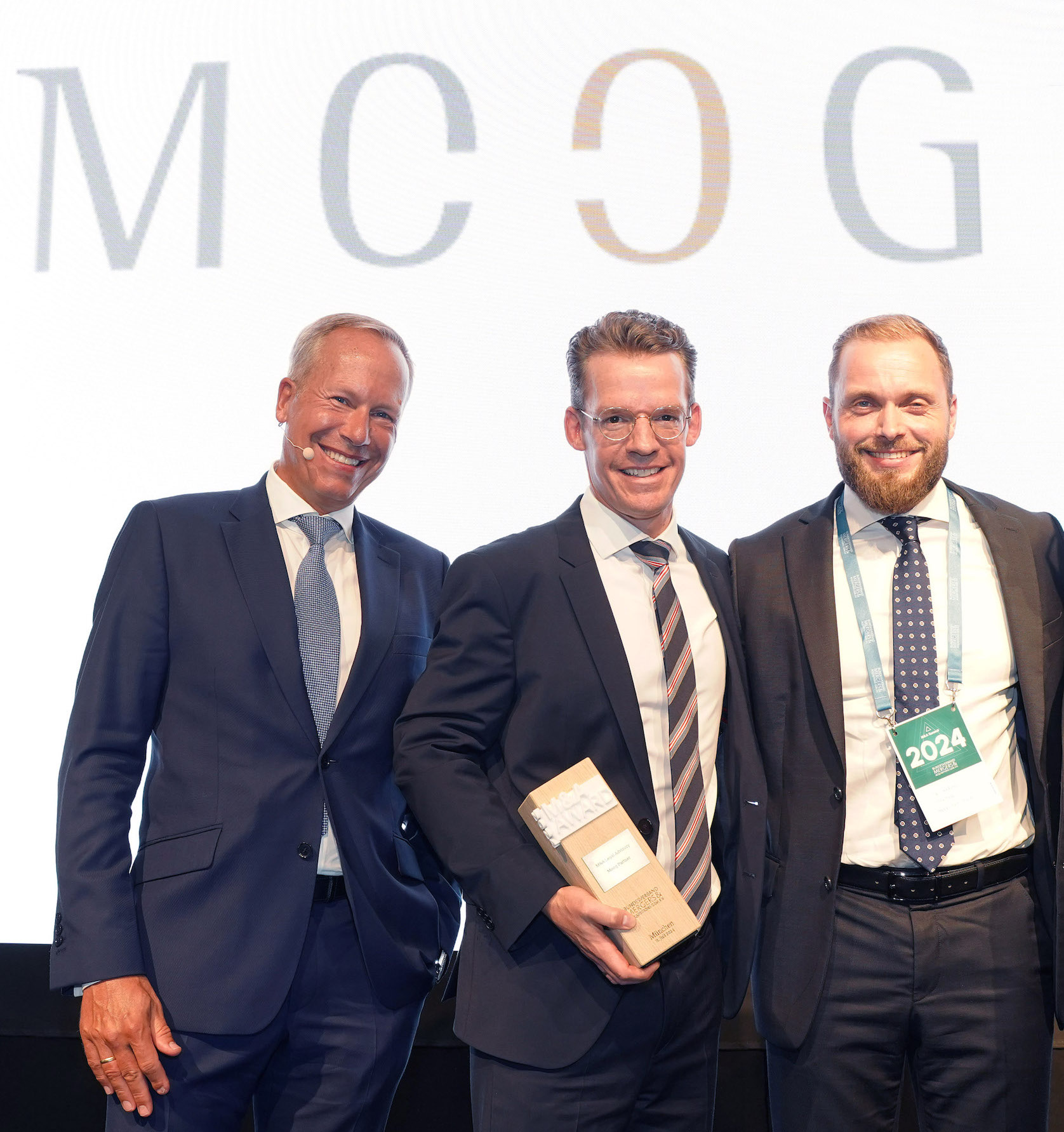 Preisverleihung (v.l.): Dr. Jan Pörschmann (BM&A), Dr. Tobias Moog und Dr. Bernd Pfertner (MOOG) (Die Bildrechte liegen bei dem Verfasser der Mitteilung.) Preisverleihung (v.l.): Dr. Jan Pörschmann (BM&A), Dr. Tobias Moog und Dr. Bernd Pfertner (MOOG) (Die Bildrechte liegen bei dem Verfasser der Mitteilung.)