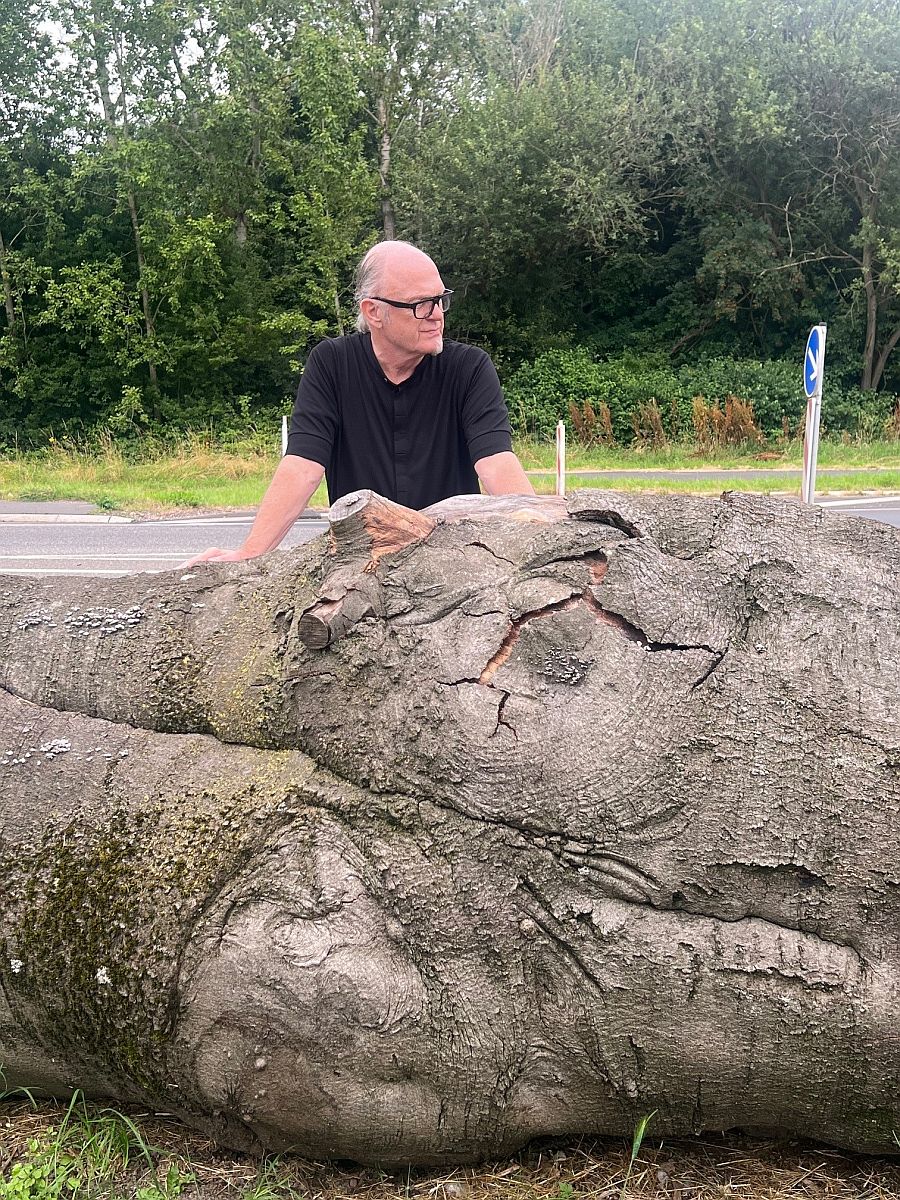 Der Kölner Künstler Bernd Reiter mit dem Baummstamm, den er in eine Mahnmal-Skulptur verwandeln wird (Die Bildrechte liegen bei dem Verfasser der Mitteilung.) Der Kölner Künstler Bernd Reiter mit dem Baummstamm, den er in eine Mahnmal-Skulptur verwandeln wird (Die Bildrechte liegen bei dem Verfasser der Mitteilung.)