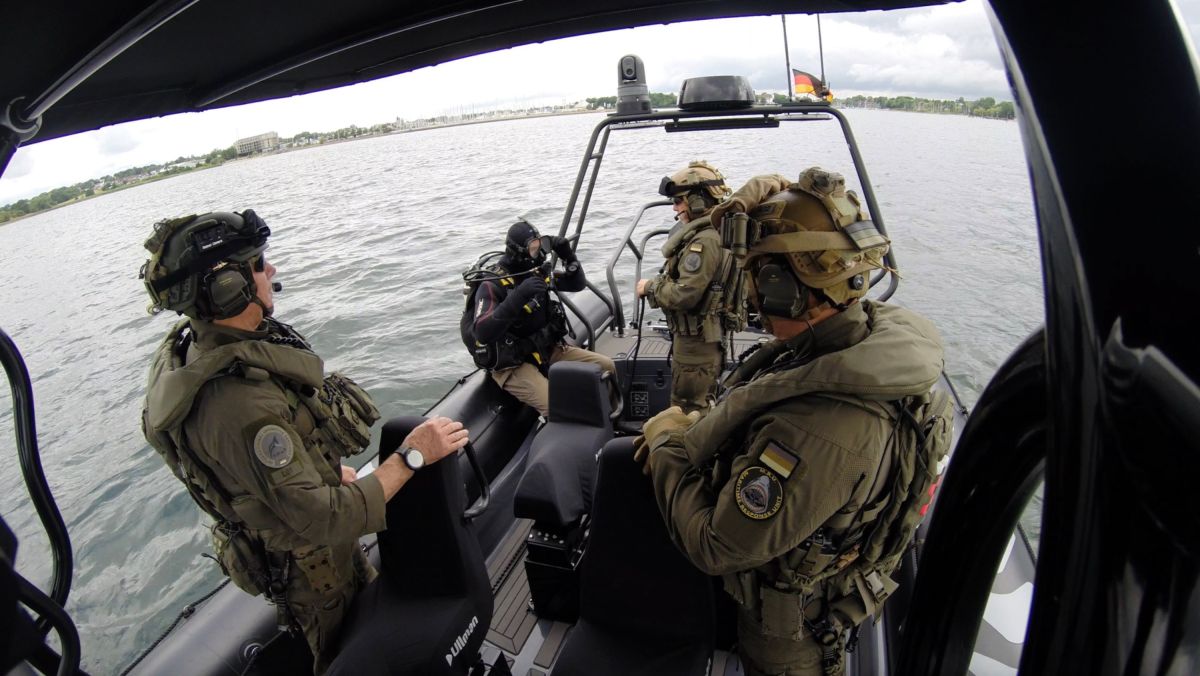 i.b.s. S.B.G. Special Boat Group Team bei C-IED Tauchvorbereitungen! (© i.b.s. International Operative Services e.K.) i.b.s. S.B.G. Special Boat Group Team bei C-IED Tauchvorbereitungen! (© i.b.s. International Operative Services e.K.)