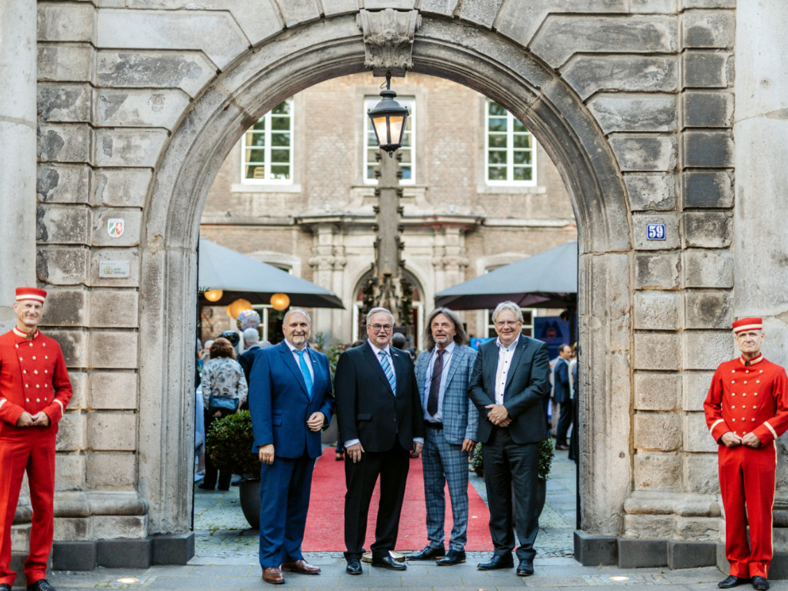 Feierauftakt: Bürgermeister Dr. Ralph Elster eröffnet die Veranstaltung (Die Bildrechte liegen bei dem Verfasser der Mitteilung.) Feierauftakt: Bürgermeister Dr. Ralph Elster eröffnet die Veranstaltung (Die Bildrechte liegen bei dem Verfasser der Mitteilung.)