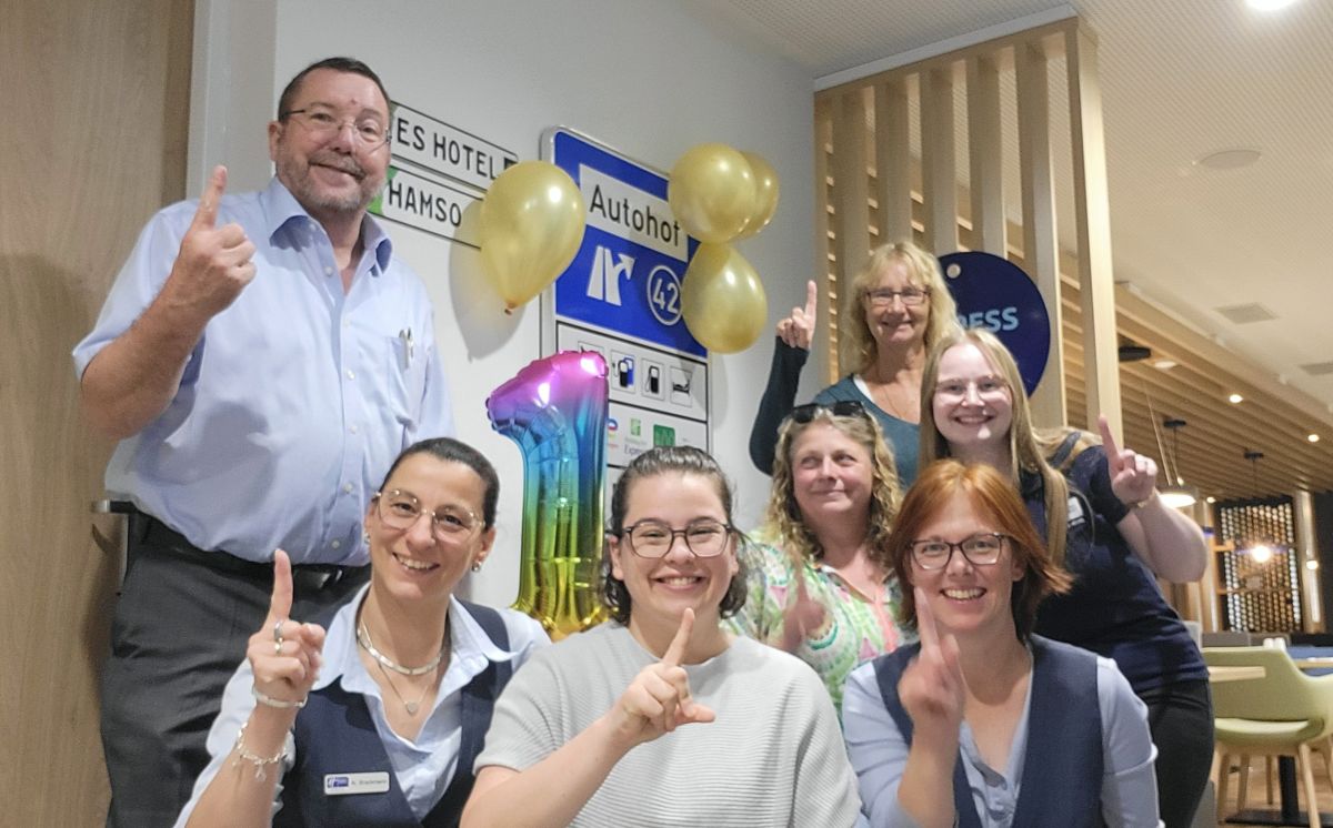 Feier zum einjährigen Bestehen im BREAK Autohof Hamburg Süd: Das Hotelteam hat Grund zur Freude (© ) Feier zum einjährigen Bestehen im BREAK Autohof Hamburg Süd: Das Hotelteam hat Grund zur Freude (© )