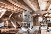 Großzügiger Wohnbereich mit Kamin im Berg-Chalet (c) ratko-photography (Benglerwald Berg Chaletdorf)