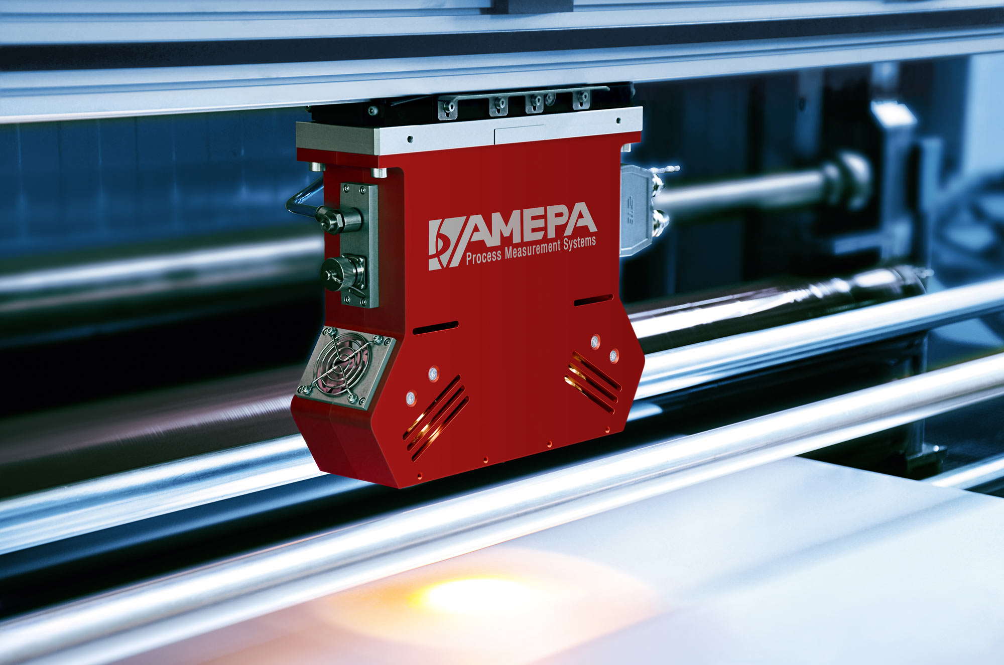 Amepa: Der Inline Sensor OFM 300 wirdüber die gesamte Breite des Bandes traversiert. (Die Bildrechte liegen bei dem Verfasser der Mitteilung.) Amepa: Der Inline Sensor OFM 300 wirdüber die gesamte Breite des Bandes traversiert. (Die Bildrechte liegen bei dem Verfasser der Mitteilung.)
