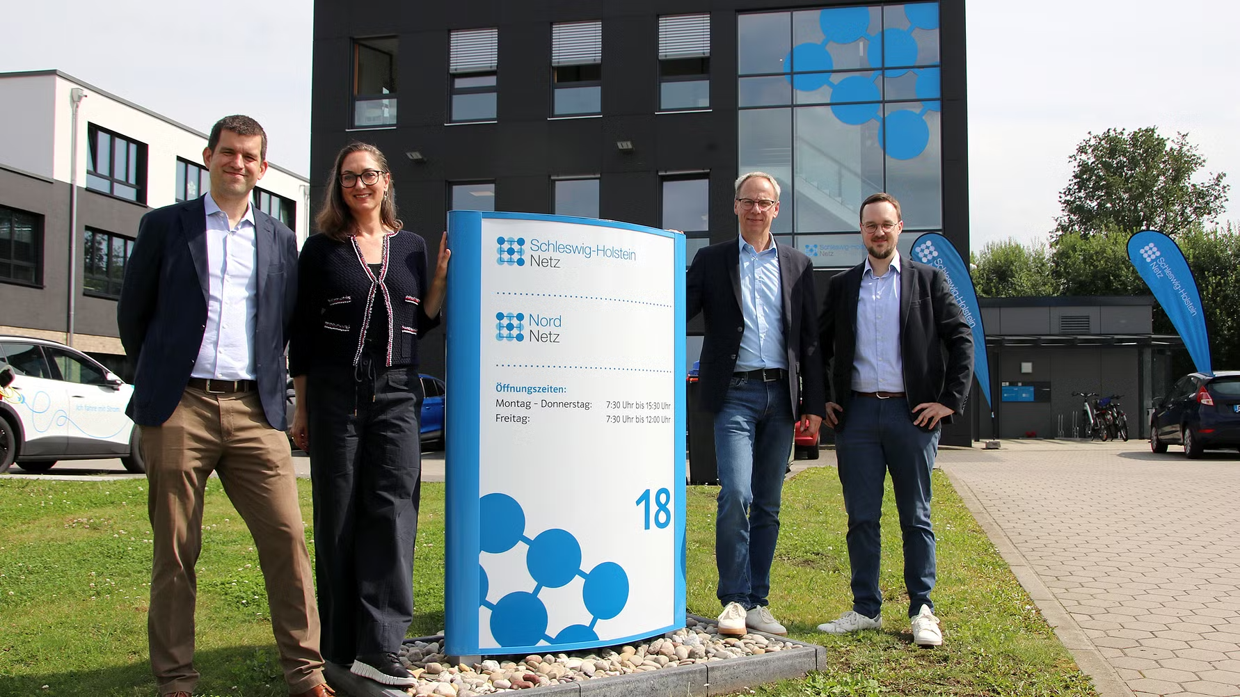 (v.l.) Dr. B. Merkt, Technik-Vorstand SH Netz, Bürgermeisterin U. Schmidt, Kommunalbetreuer J. Braun, Technik-Leiter M. Peikenkamp