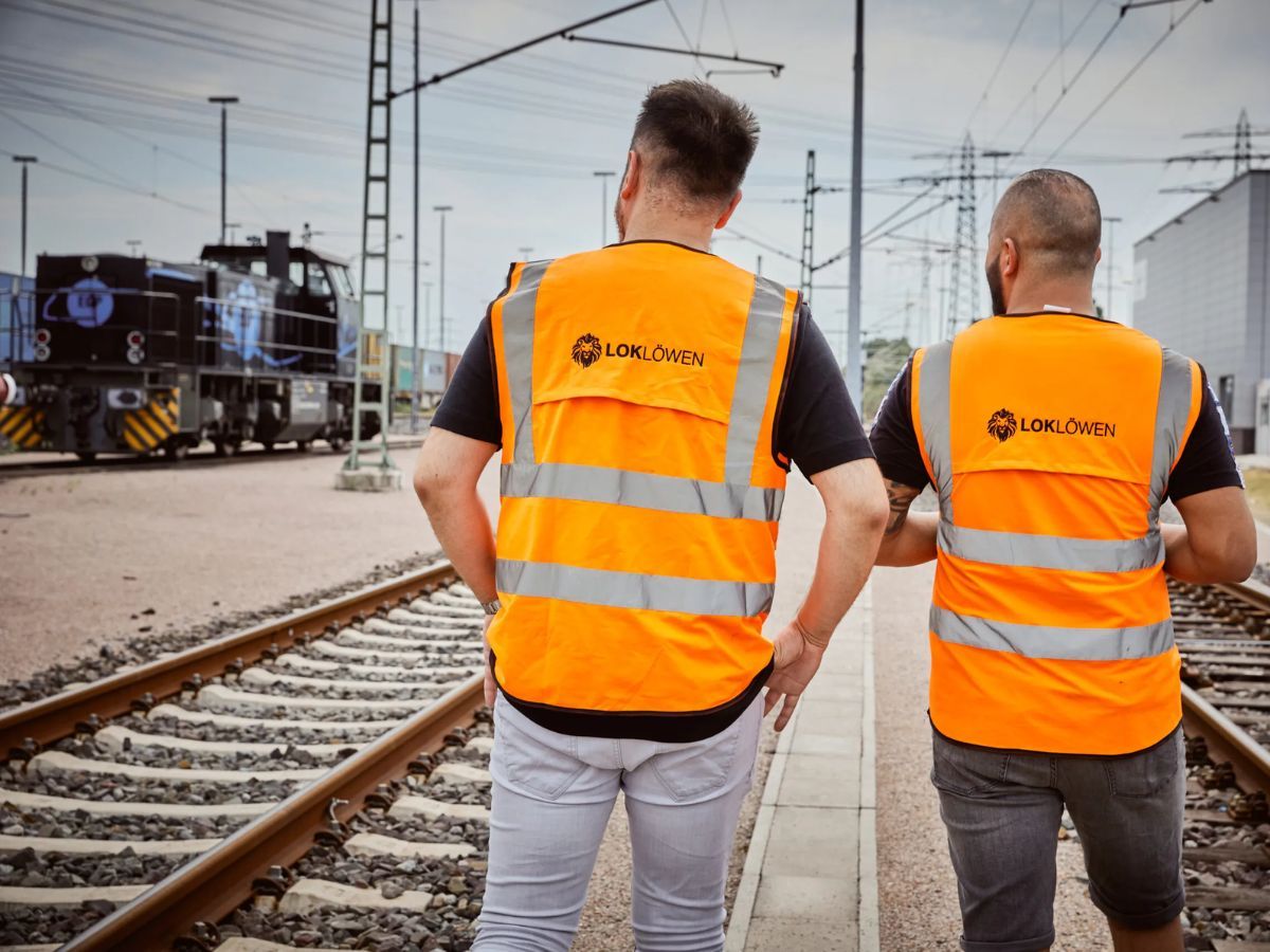 LokLöwen bildet Lokführer und andere Fachkräfte für die Bahnindustrie aus und verleiht diese an EVUs. (© LokLöwen GmbH) LokLöwen bildet Lokführer und andere Fachkräfte für die Bahnindustrie aus und verleiht diese an EVUs. (© LokLöwen GmbH)