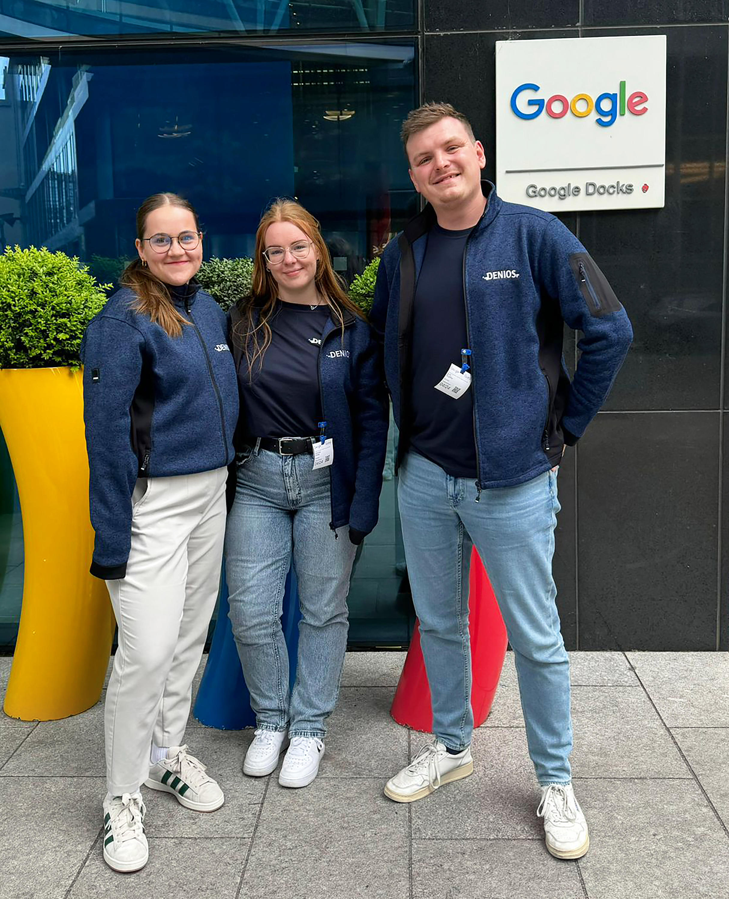 Melina Wegner, Henrike Arnke und Erik Rüffer von DENIOS zu Besuch bei Google in Dublin (Die Bildrechte liegen bei dem Verfasser der Mitteilung.) Melina Wegner, Henrike Arnke und Erik Rüffer von DENIOS zu Besuch bei Google in Dublin (Die Bildrechte liegen bei dem Verfasser der Mitteilung.)