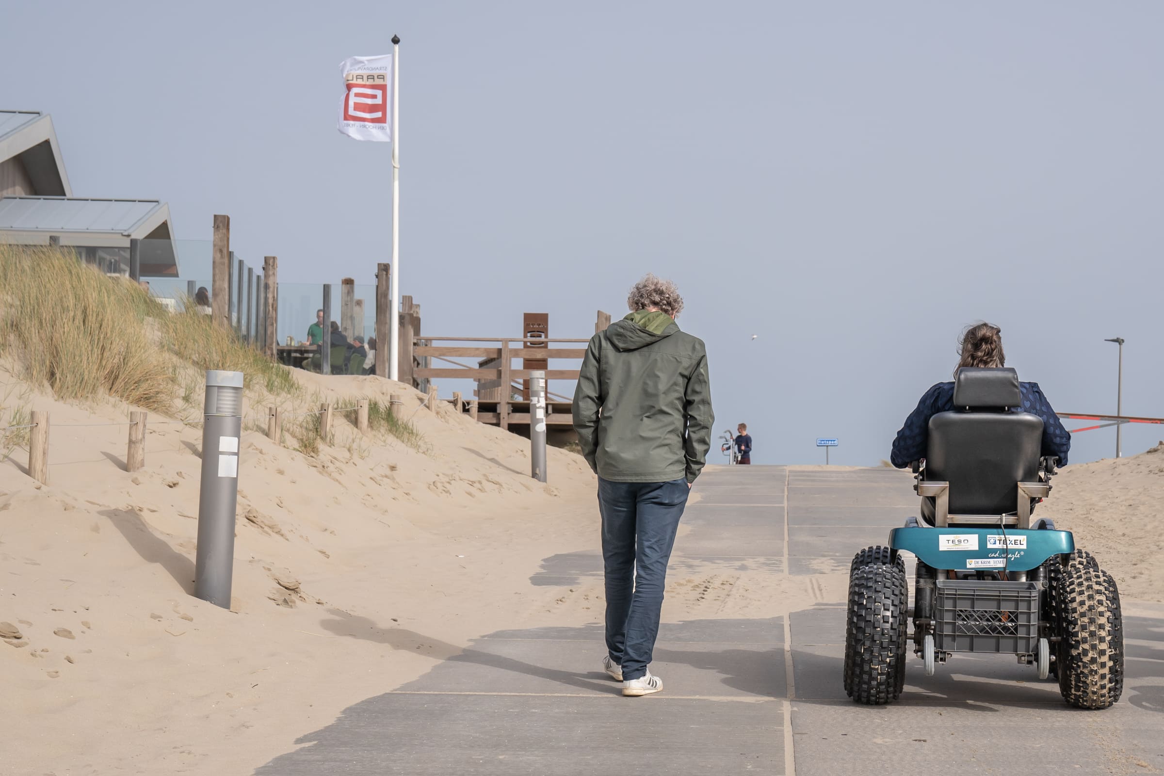 Dank motorisierter Rollstuhle sind gemeinsame Strandausfluge auf Texel ein Genuss (Bildquelle: Leonie Hoever) Dank motorisierter Rollstuhle sind gemeinsame Strandausfluge auf Texel ein Genuss (Bildquelle: Leonie Hoever)