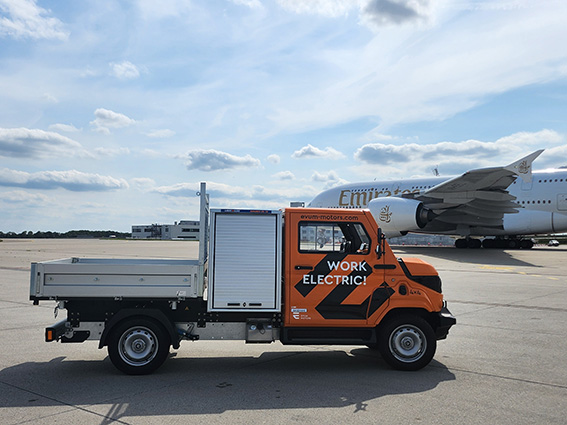 Der vollelektrische Evum am Flughafen: Nachhaltige Mobilität unter blauem Himmel für eine saubere Zu Der vollelektrische Evum am Flughafen: Nachhaltige Mobilität unter blauem Himmel für eine saubere Zu
