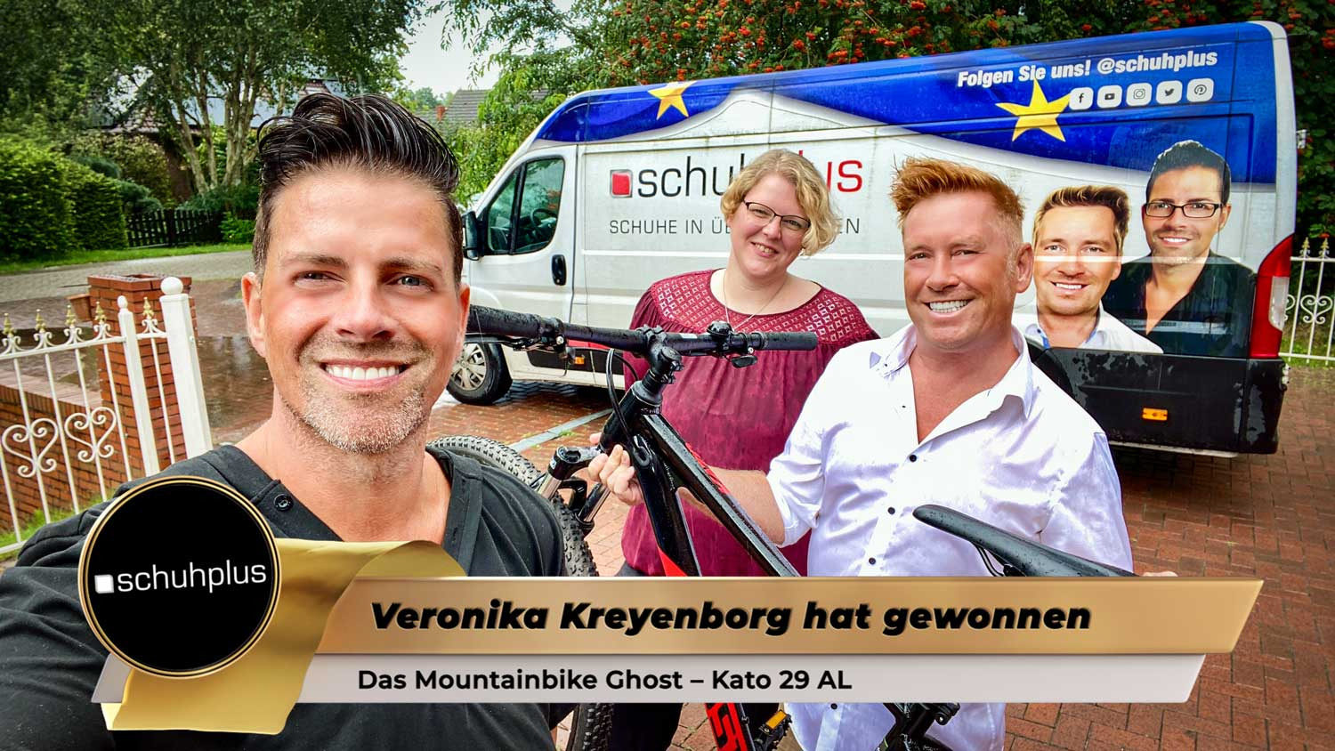 Veronika Kreyenborg (M.) bekommt schuhplus-Gewinn von Georg Mahn (l.) und Kay Zimmer (r.)überreicht (Die Bildrechte liegen bei dem Verfasser der Mitteilung.) Veronika Kreyenborg (M.) bekommt schuhplus-Gewinn von Georg Mahn (l.) und Kay Zimmer (r.)überreicht (Die Bildrechte liegen bei dem Verfasser der Mitteilung.)
