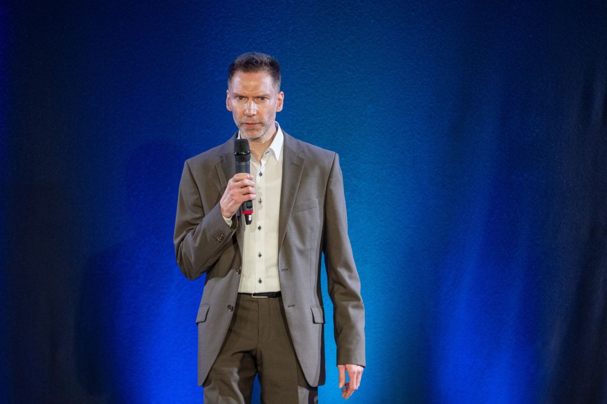 Uwe Pöhner auf der Bühne des 18. Speaker Slam. (© Fotograf: Justin Bockey. Uneingeschränkte Nutzungsrechte für die Presse)
