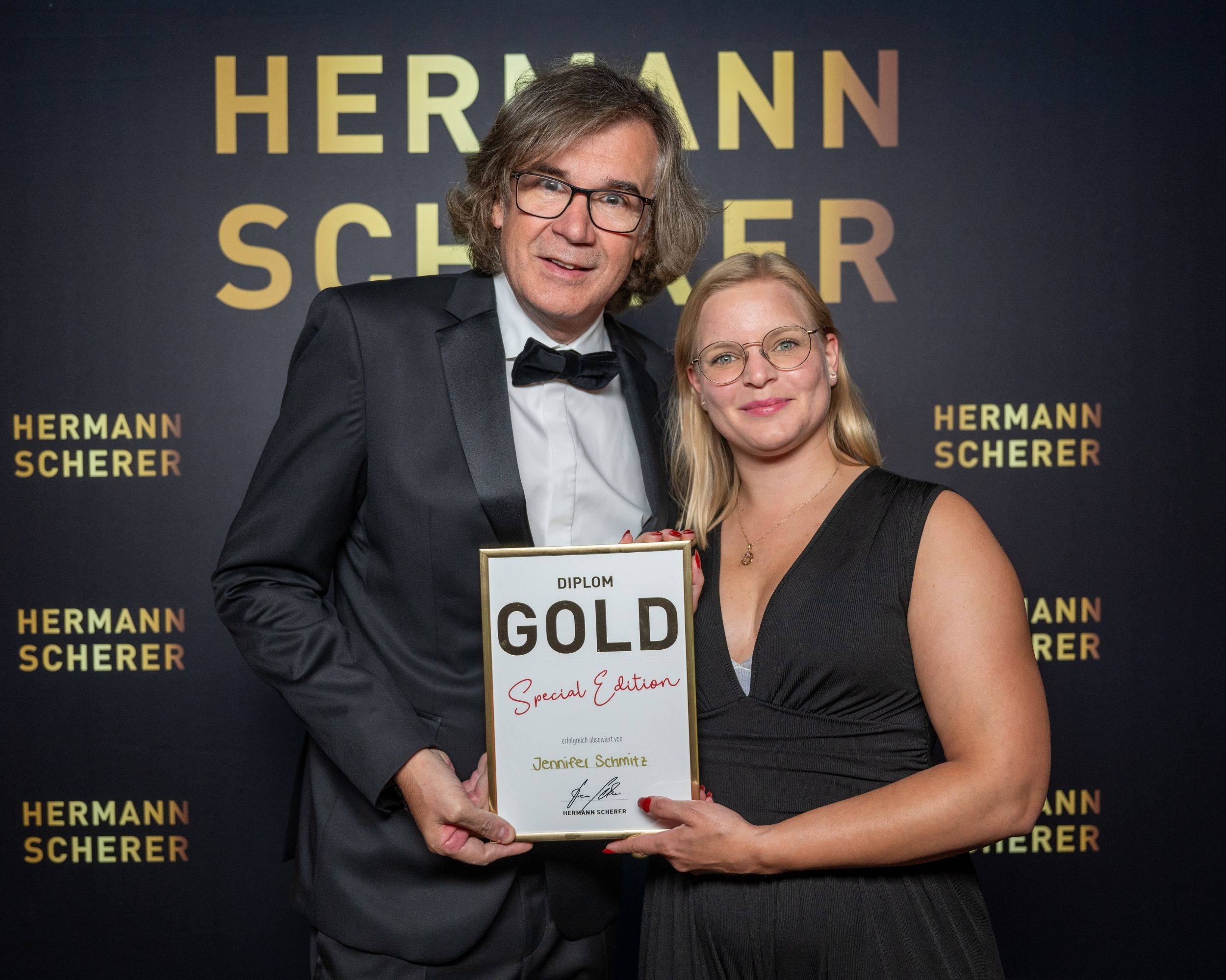 Übergabe Gewinnerurkunde Herr Scherer und Frau SchmitzRechtefrei, Fotograf Justin Bockey (Die Bildrechte liegen bei dem Verfasser der Mitteilung.)