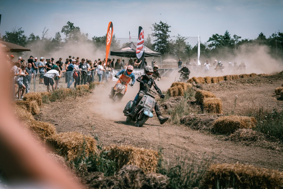 Mehr als 50 Fahrer treten beim Vespa Cross Rennen gegeneinander an (© SIP Scootershop) Mehr als 50 Fahrer treten beim Vespa Cross Rennen gegeneinander an (© SIP Scootershop)