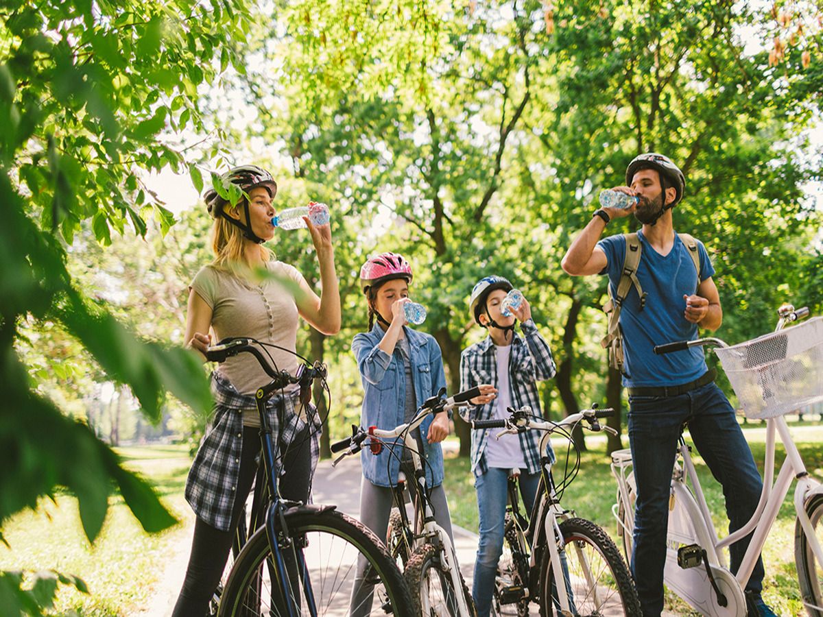 PET-Flaschen eigenen sich ideal, um sich bei Fahrradtouren mit Flüssigkeit zu versorgen. (© @yes or no Media GmbH)