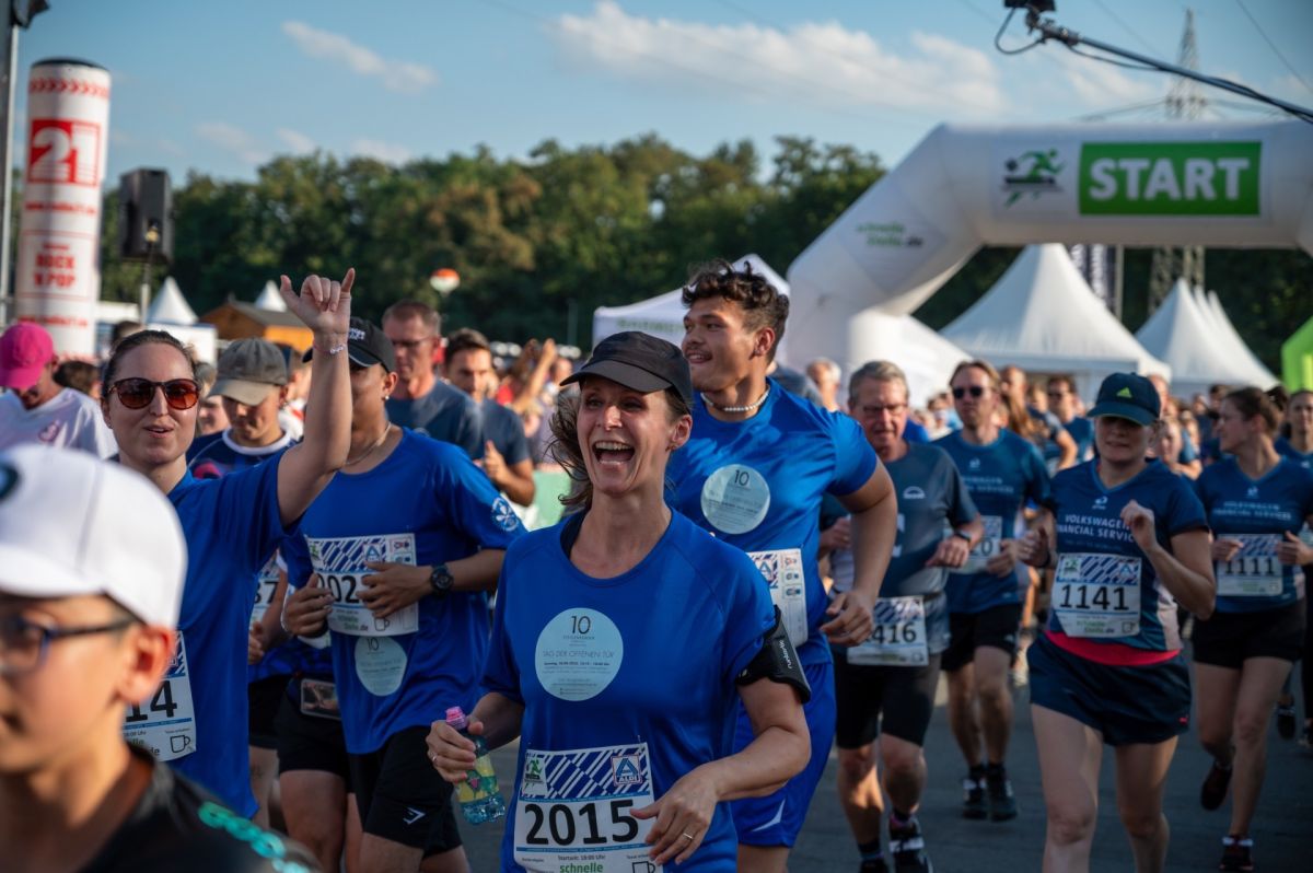 Firmenlaufteam beim schnelleStelle.de Firmenlauf Braunschweig (© Die Sportmacher) Firmenlaufteam beim schnelleStelle.de Firmenlauf Braunschweig (© Die Sportmacher)