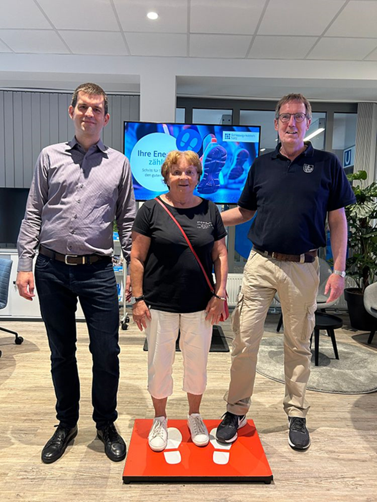 v.l.: Dr. Benjamin Merkt von SH Netz, Ursula Krause, Vorsitzende des Weihnachtshilfswerks, und Bürgermeister Janhinnerk Voß. v.l.: Dr. Benjamin Merkt von SH Netz, Ursula Krause, Vorsitzende des Weihnachtshilfswerks, und Bürgermeister Janhinnerk Voß.