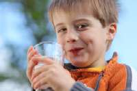 Fotolia: Trinkender Junge Fotolia: Trinkender Junge