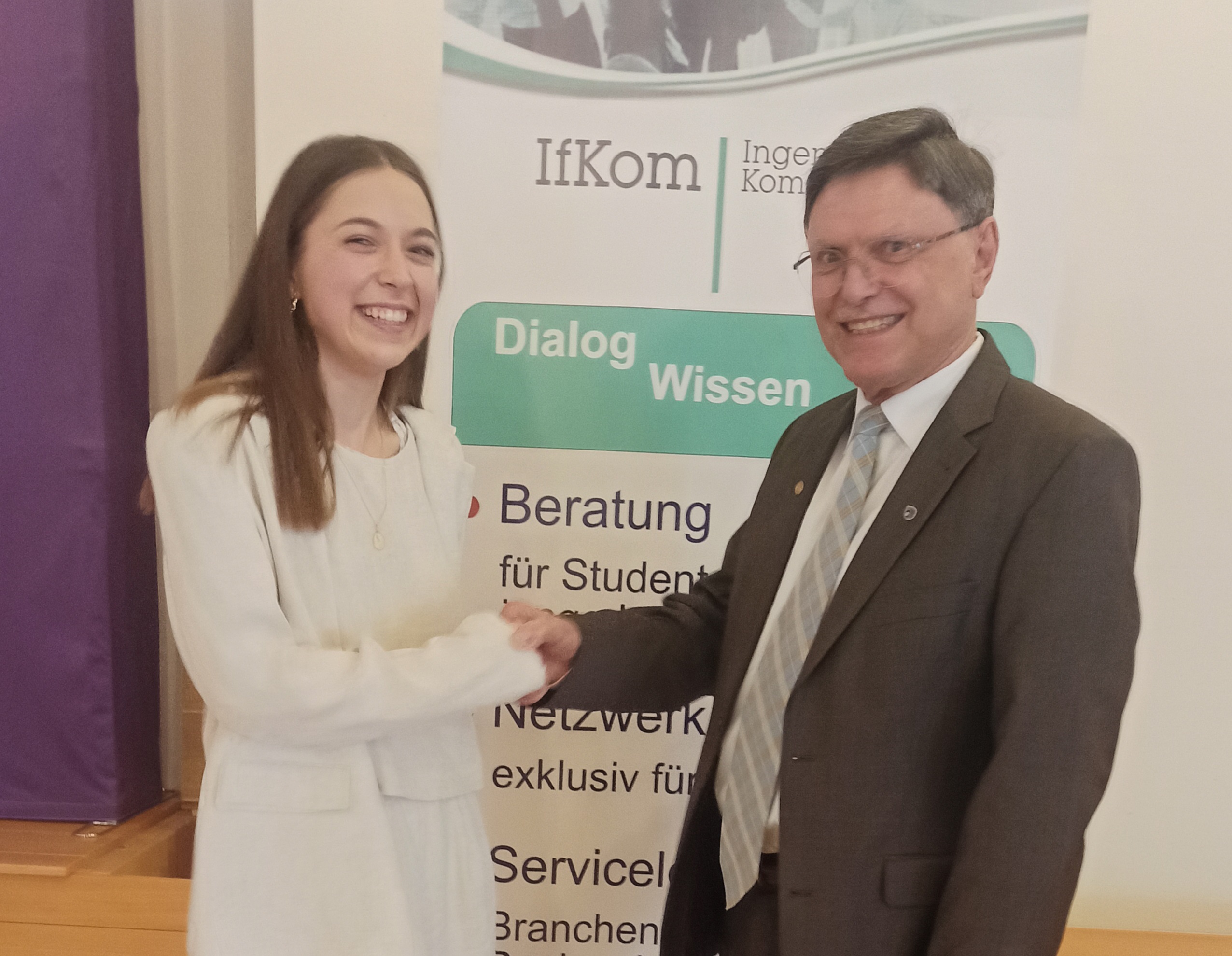 v.l.n.r.: Lara Heidenwag (Preisträgerin), Jürgen Gottstein (IfKom) Abdruck honorarfrei v.l.n.r.: Lara Heidenwag (Preisträgerin), Jürgen Gottstein (IfKom) Abdruck honorarfrei