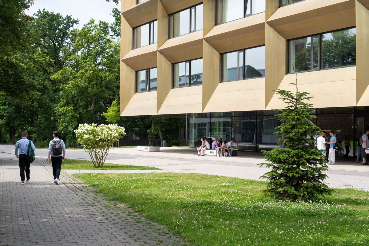 Studierende am Campus Friedrich-Streib vor dem goldenen IT- und Medienzentrum der Hochschule Coburg. (© Eva Klink) Studierende am Campus Friedrich-Streib vor dem goldenen IT- und Medienzentrum der Hochschule Coburg. (© Eva Klink)