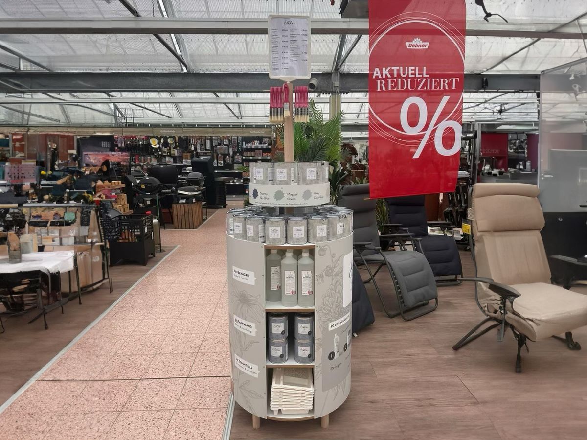 Wasi fertigt Bodendisplay für MissPompadour. (© )