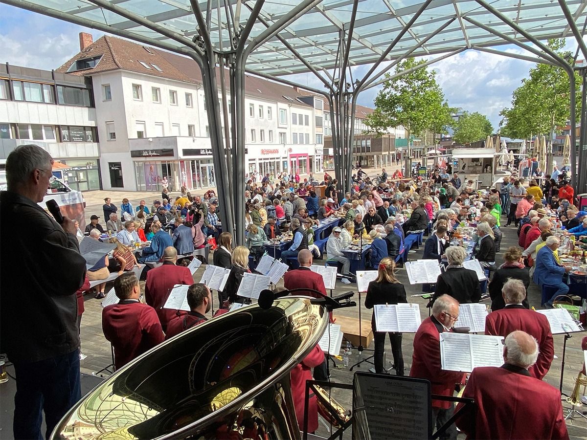 Stadtwerke Orchester Wolfsburg auf dem Hugo-Bork-Platz 2023 (© WMG Wolfsburg) Stadtwerke Orchester Wolfsburg auf dem Hugo-Bork-Platz 2023 (© WMG Wolfsburg)