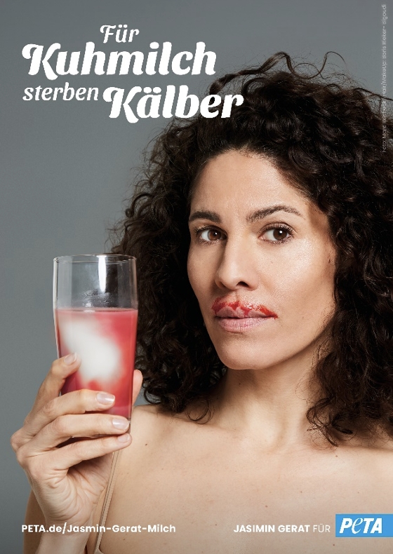 Jasmin Gerat zeigt die ganze Wahrheitüber Kuhmilch auf (Bildquelle: @ Marc Rehbeck für PETA Deutschland e.V.) Jasmin Gerat zeigt die ganze Wahrheitüber Kuhmilch auf (Bildquelle: @ Marc Rehbeck für PETA Deutschland e.V.)