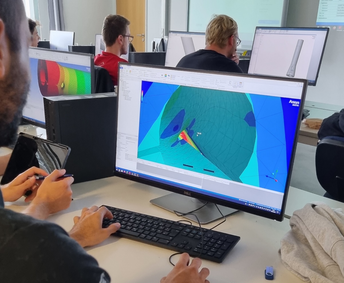 Rückblick auf das CADFEM Ansys Kick-Off 2023. Rund 100 Studierende waren im vergangenen Jahr dabei. (Die Bildrechte liegen bei dem Verfasser der Mitteilung.) Rückblick auf das CADFEM Ansys Kick-Off 2023. Rund 100 Studierende waren im vergangenen Jahr dabei. (Die Bildrechte liegen bei dem Verfasser der Mitteilung.)