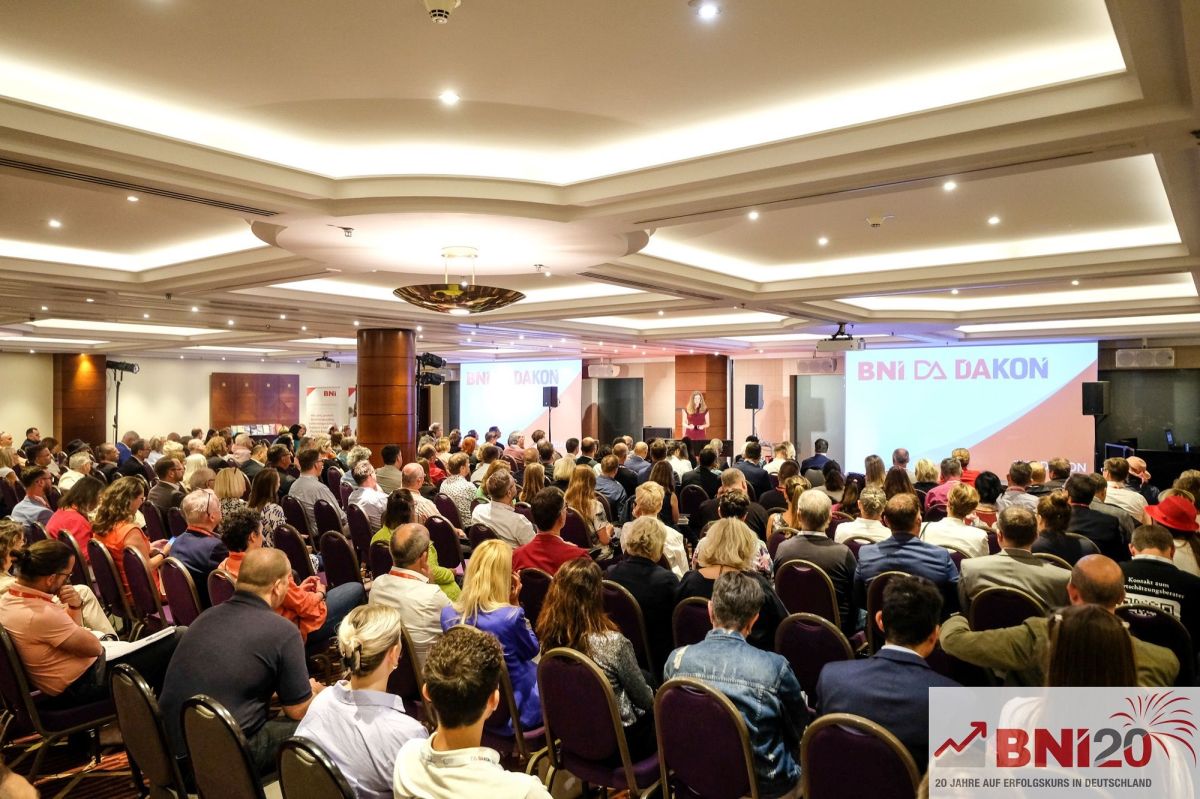 Volles Haus bei der Keynote von Daniela Landgraf auf der BNI Dakon 2023 (© BNI Deutschland Österreich) Volles Haus bei der Keynote von Daniela Landgraf auf der BNI Dakon 2023 (© BNI Deutschland Österreich)