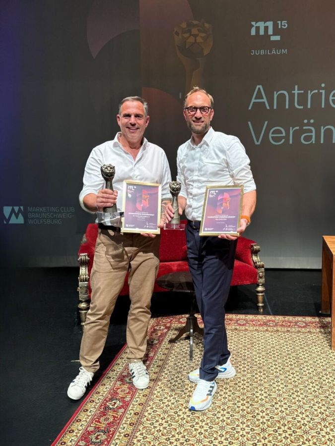 Joachim Franz und Jens Hofschröer werden mit dem Marketing-Löwen ausgezeichnet (v.l.) (© WMG Wolfsburg) Joachim Franz und Jens Hofschröer werden mit dem Marketing-Löwen ausgezeichnet (v.l.) (© WMG Wolfsburg)