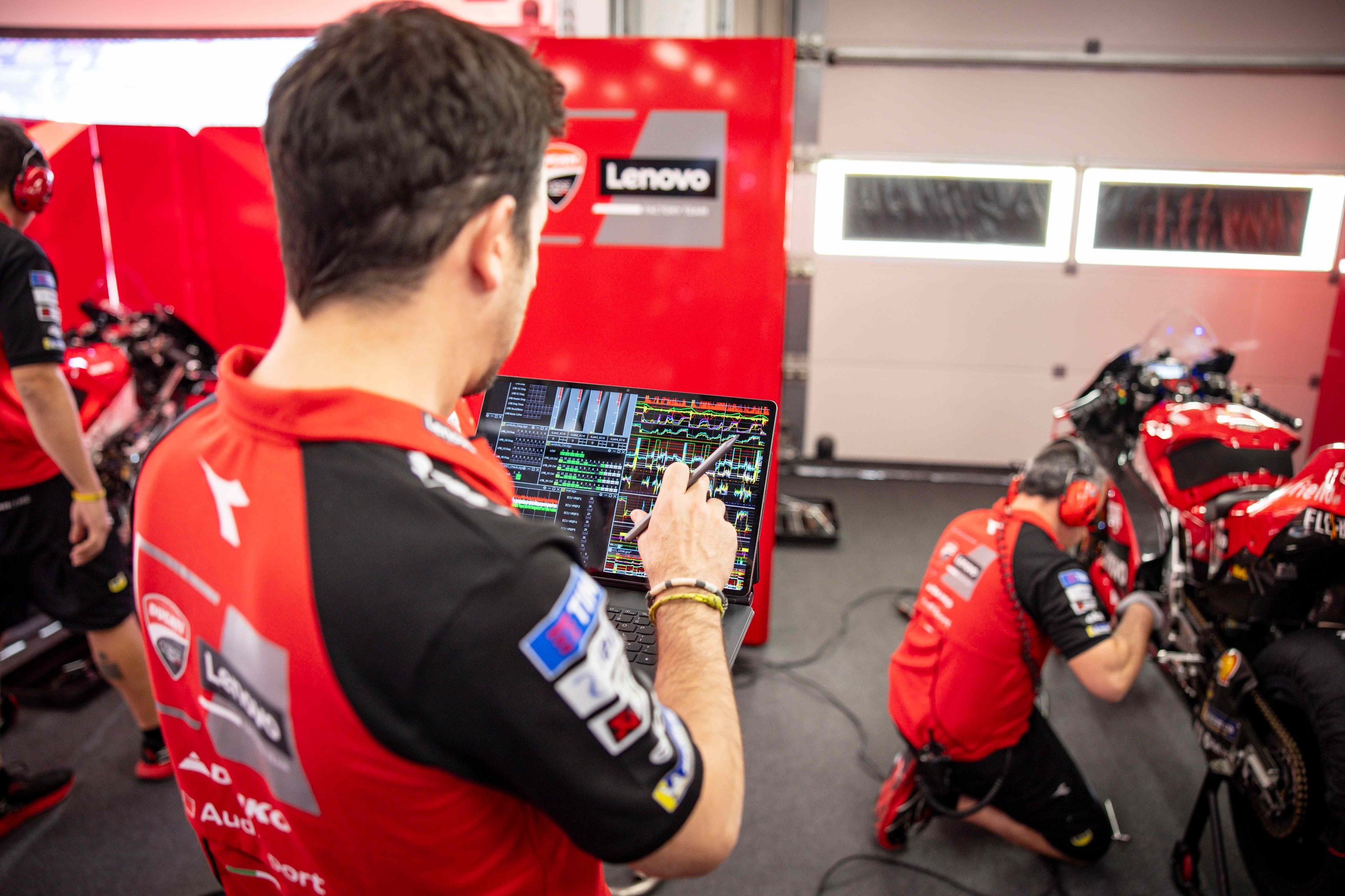 Analysen von Sensordaten helfen das Motorrad an die dynamischen Rennbedingungen anzupassen. (Bildquelle: Ducati Motor Holding S.p.A.)
