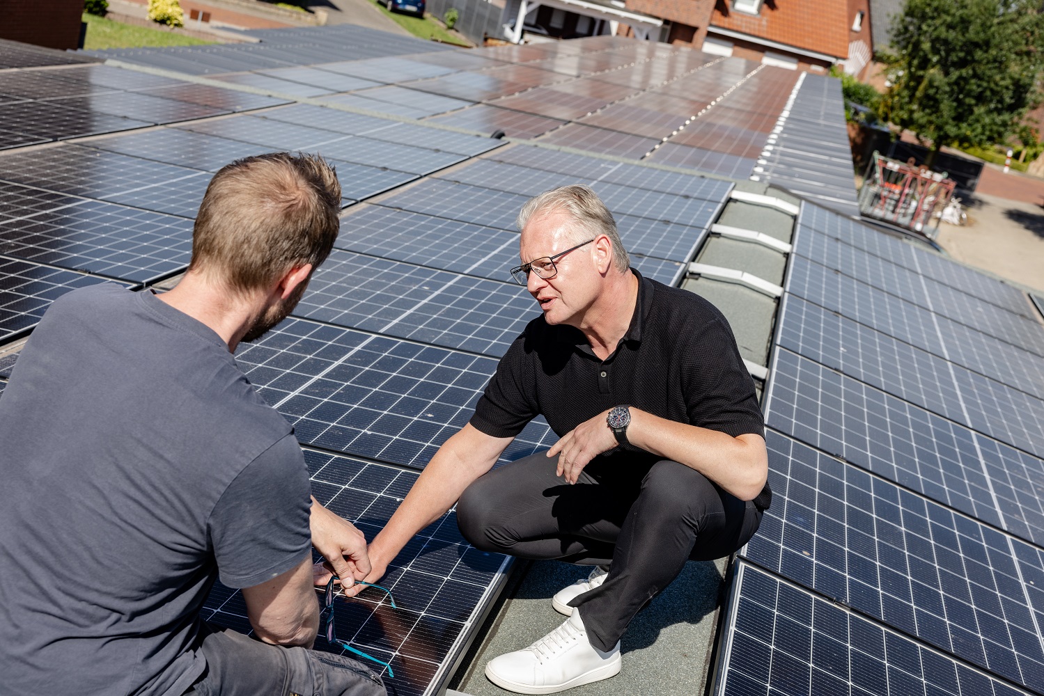 Ulf Köster (r.) erklärt Christian Kulgemeyer von Tischlerei und Saunabau Jelitto die Funktionsweise der PV-Module.