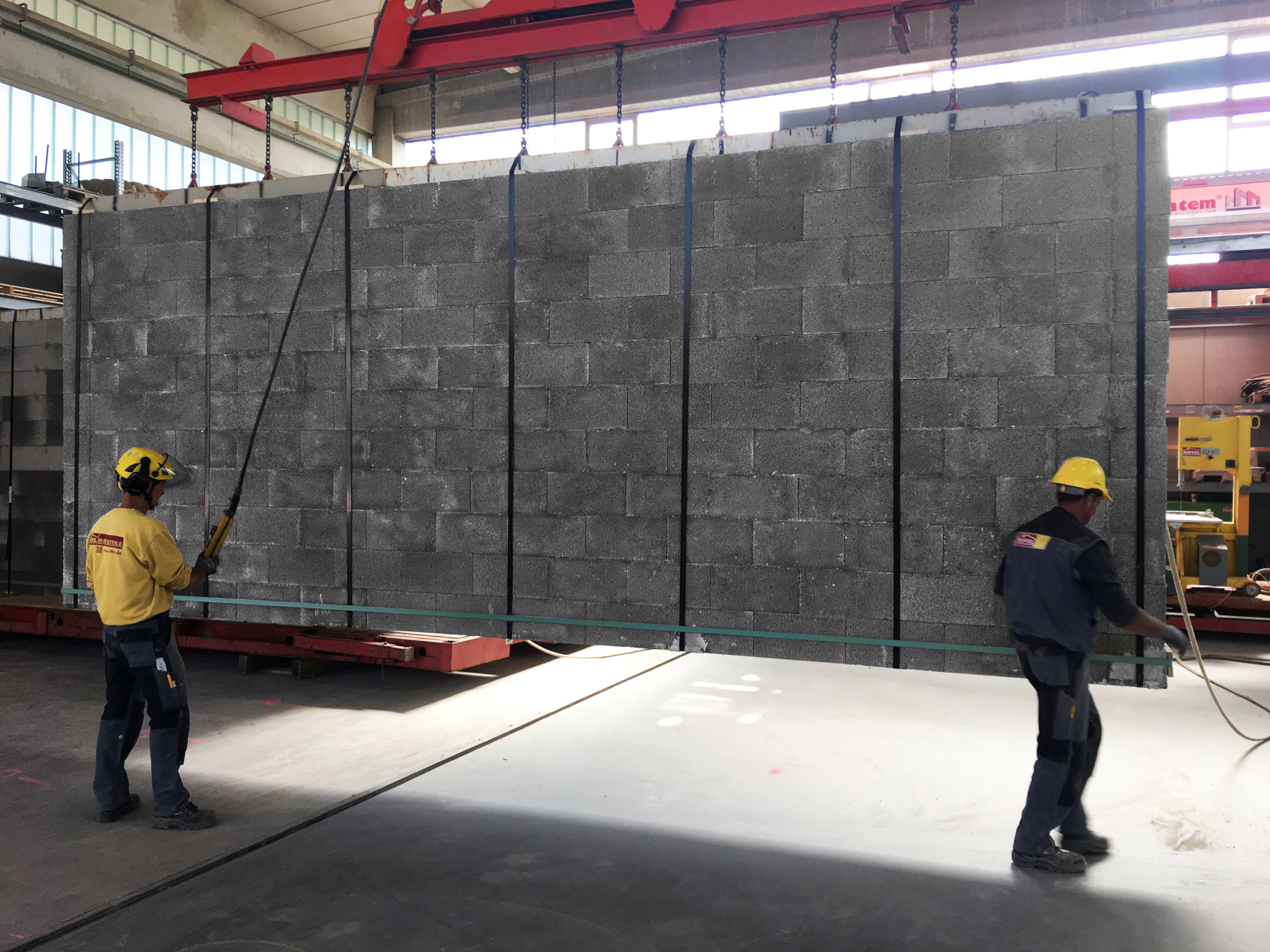 Die industrielle Vorfertigung von Wandtafeln steigert nicht nur die Effizienz, sondern behebt auch Fehlerquellen. (Foto: KLB)