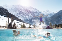 Von der Piste direkt ins Panorama-Infinitypool (c) Daniela Jakob (Oberjoch - Familux Resort) Von der Piste direkt ins Panorama-Infinitypool (c) Daniela Jakob (Oberjoch - Familux Resort)